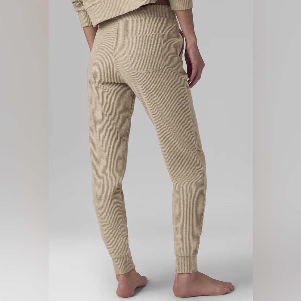 Alo Muse Sweatpants - Picture 2 of 6